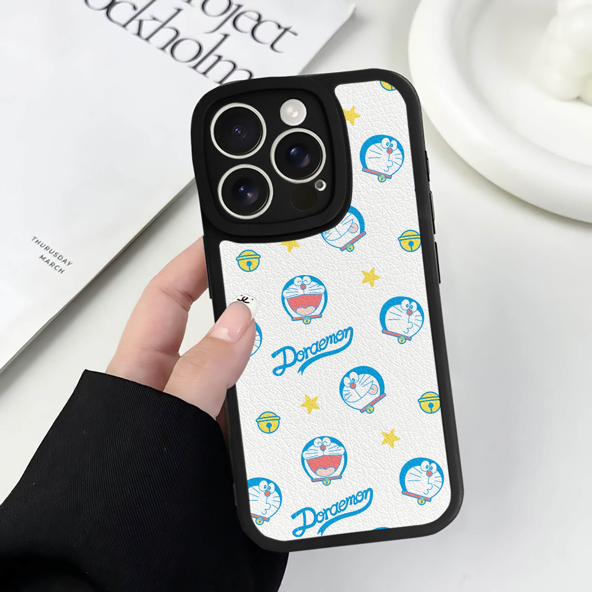 （画像用） ドラえもん Doraemon 【iPhone 16シリーズ対応】シリコンスマホケース（レザー調） 材質：シリコン